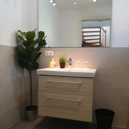 Deluxe City Airport Apartment *